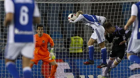 El delantero de la Real Sociedad, Juanmi Jiménez (c), marca gol ante el Real Valladolid