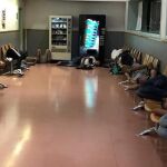 En la imagen, un grupo de MENA durmiendo en una comisaría de los Mossos