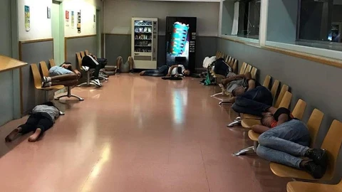 En la imagen, un grupo de MENA durmiendo en una comisaría de los Mossos