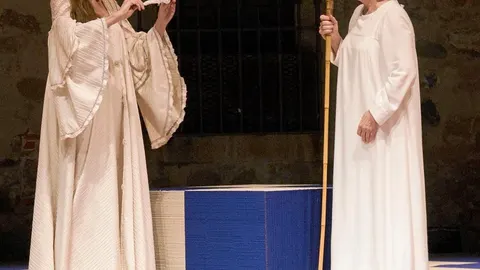 Choque de trenes. Irene Arcos (izda.) y María José Goyanes recrean el enfrentamiento entre la princesa de Éboli y Teresa de Ávila