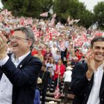 El secretario general del PSOE, Pedro Sánchez, y el del PSPV, Ximo Puig, saludan a los militantes durante la Fiesta de la Rosa