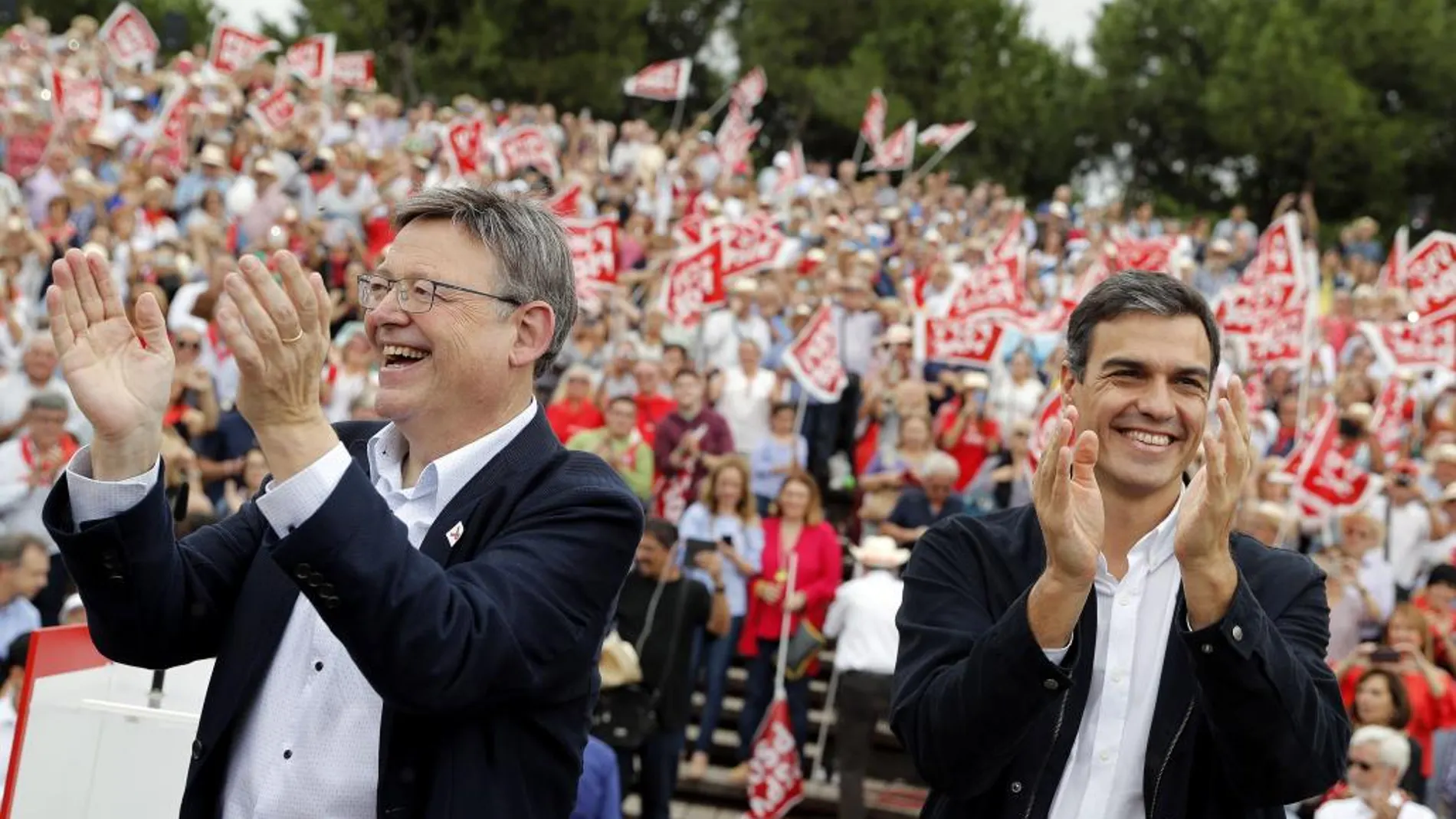 El secretario general del PSOE, Pedro Sánchez, y el del PSPV, Ximo Puig, saludan a los militantes durante la Fiesta de la Rosa