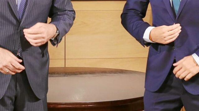 El presidente del Gobierno en funciones, Mariano Rajoy, y el líder de Ciudadanos, Albert Rivera, al inicio de la reunión mantenida la semana pasada en el Congreso de los Diputados