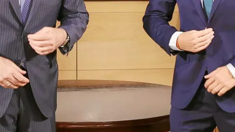 El presidente del Gobierno en funciones, Mariano Rajoy, y el líder de Ciudadanos, Albert Rivera, al inicio de la reunión mantenida la semana pasada en el Congreso de los Diputados