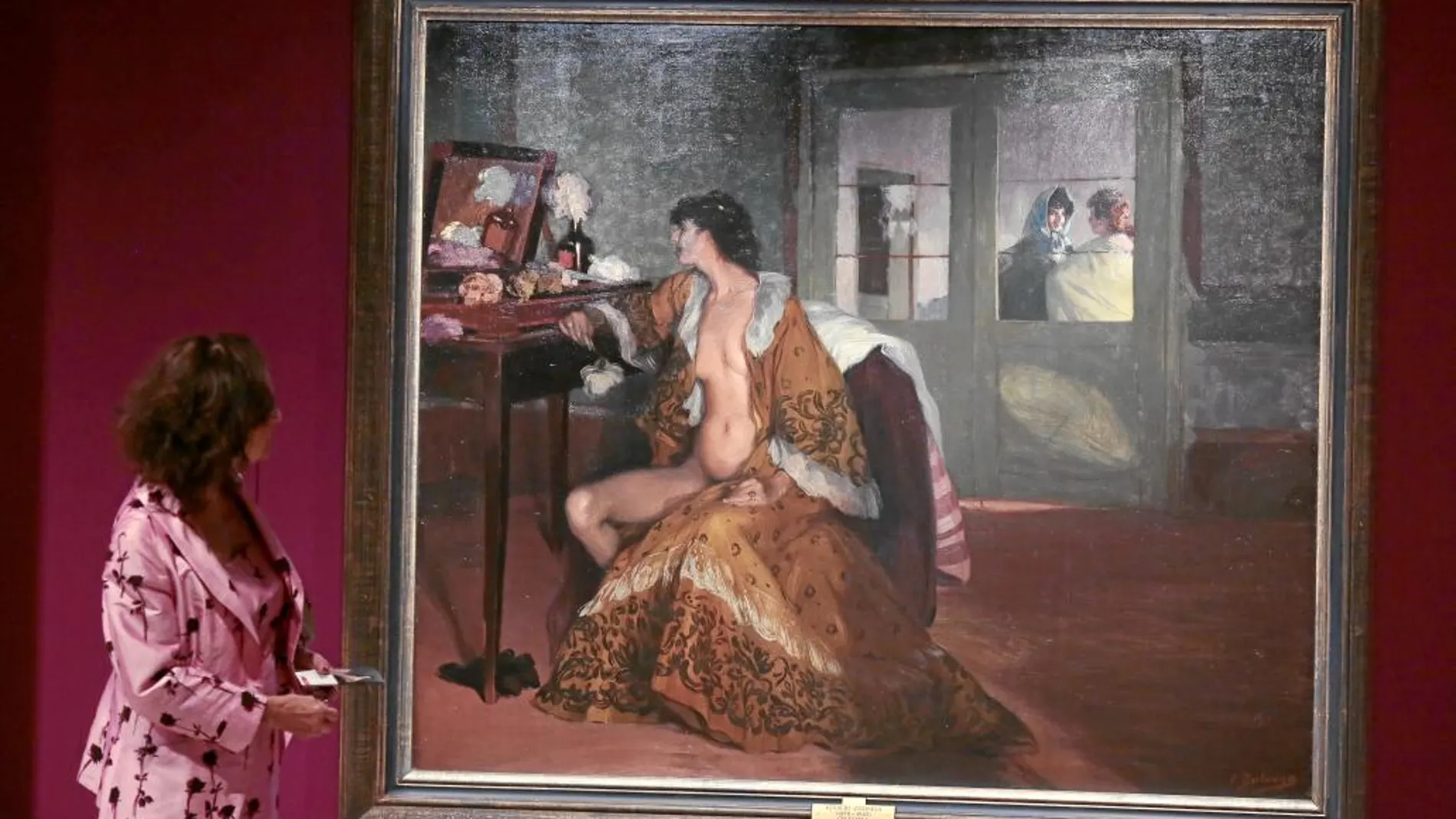Una visitante contempla «Retrato de la condesa Mathieu de Noailles», que Zuloaga hizo en 1913