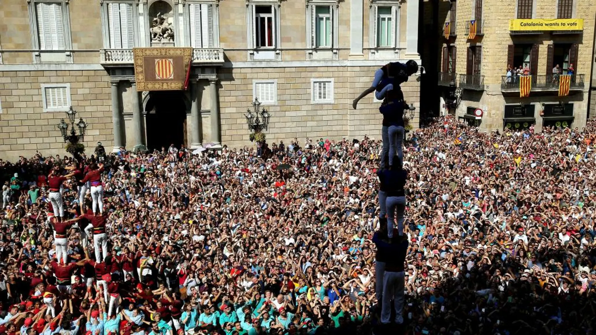 Vista de la plaza de Sant Jaume de Barcelona, durante la jornada 'castellera' de las fiestas de la Mercè