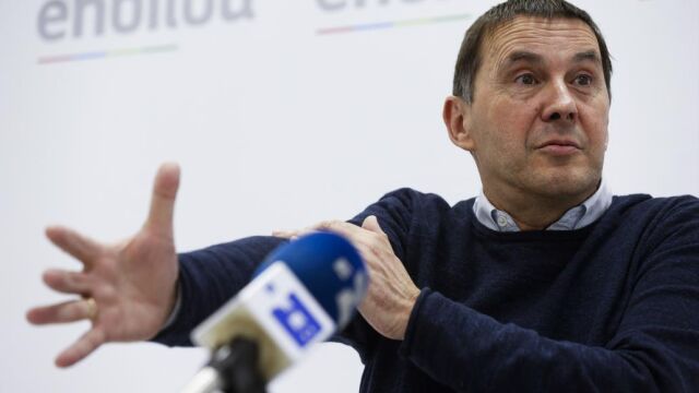 Arnaldo Otegi durante la rueda de prensa que ha ofrecido