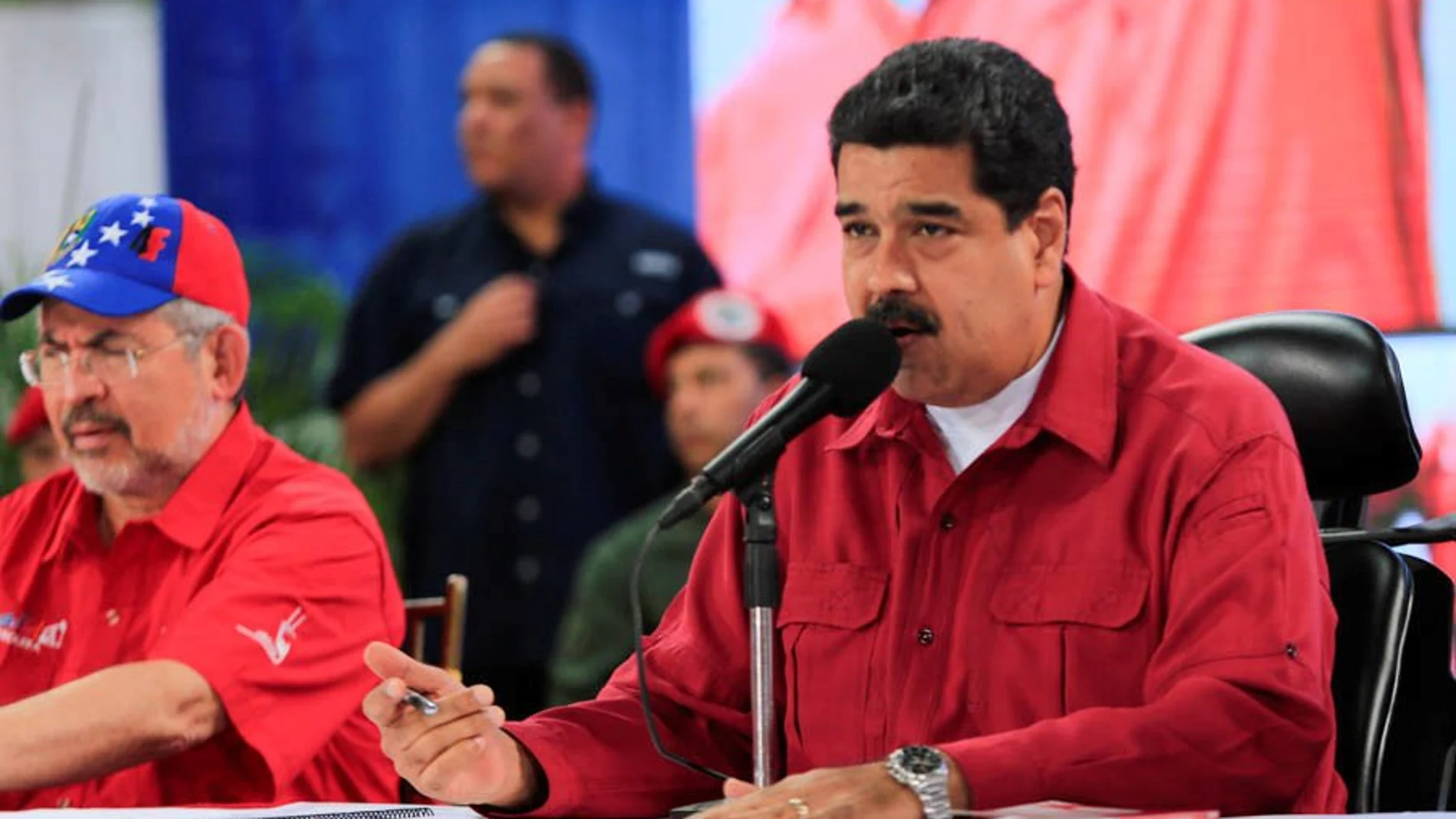 Maduro dice que aprobó un informe para cambiar la cárcel por su casa