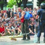 -Un grupo de jóvenes permanecen sentados en el suelo de la plaza Cataluña de Barcelona