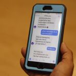Una mujer le hace preguntas al programa Estándar Mínimo de Inteligencia (EMI), el primer bot del mundo que contesta preguntas sobre las elecciones mexicanas con inteligencia artificial/Efe