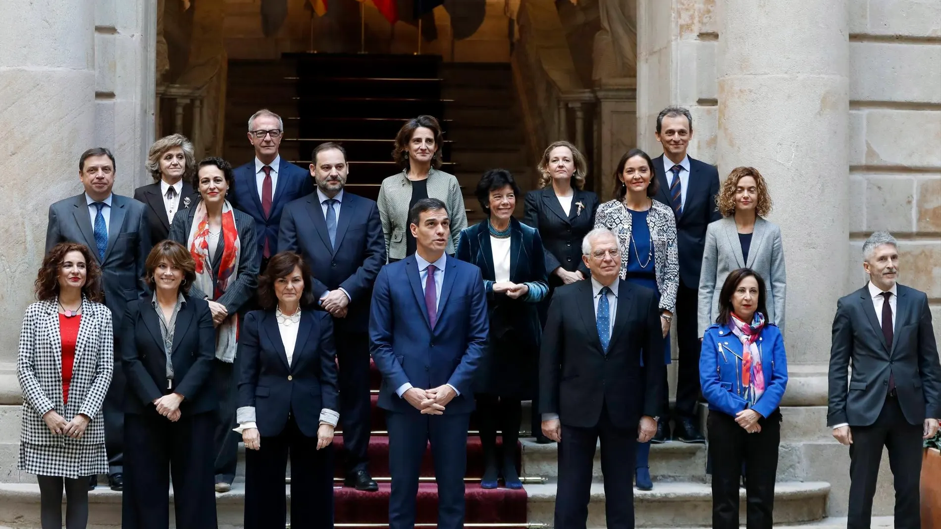 El presidente del Gobierno, Pedro Sánchez (c), junto a los miembros de su gabinete, antes de la reunión del Consejo de Ministros el pasado 21 en Barcelona