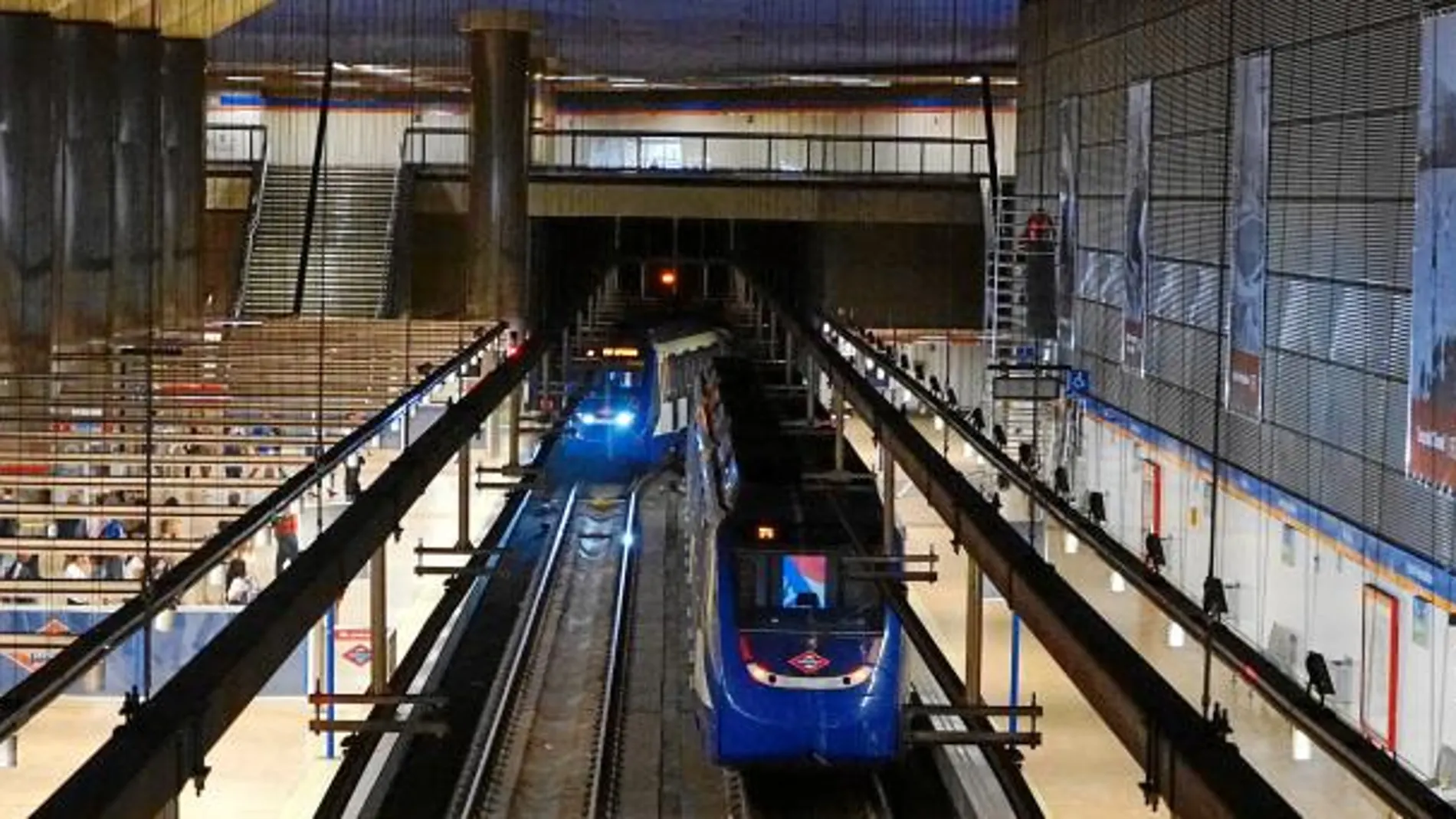 Imagen de ayer del andén de la estación Estadio Metropolitano, con grandes paneles sobre la historia del club