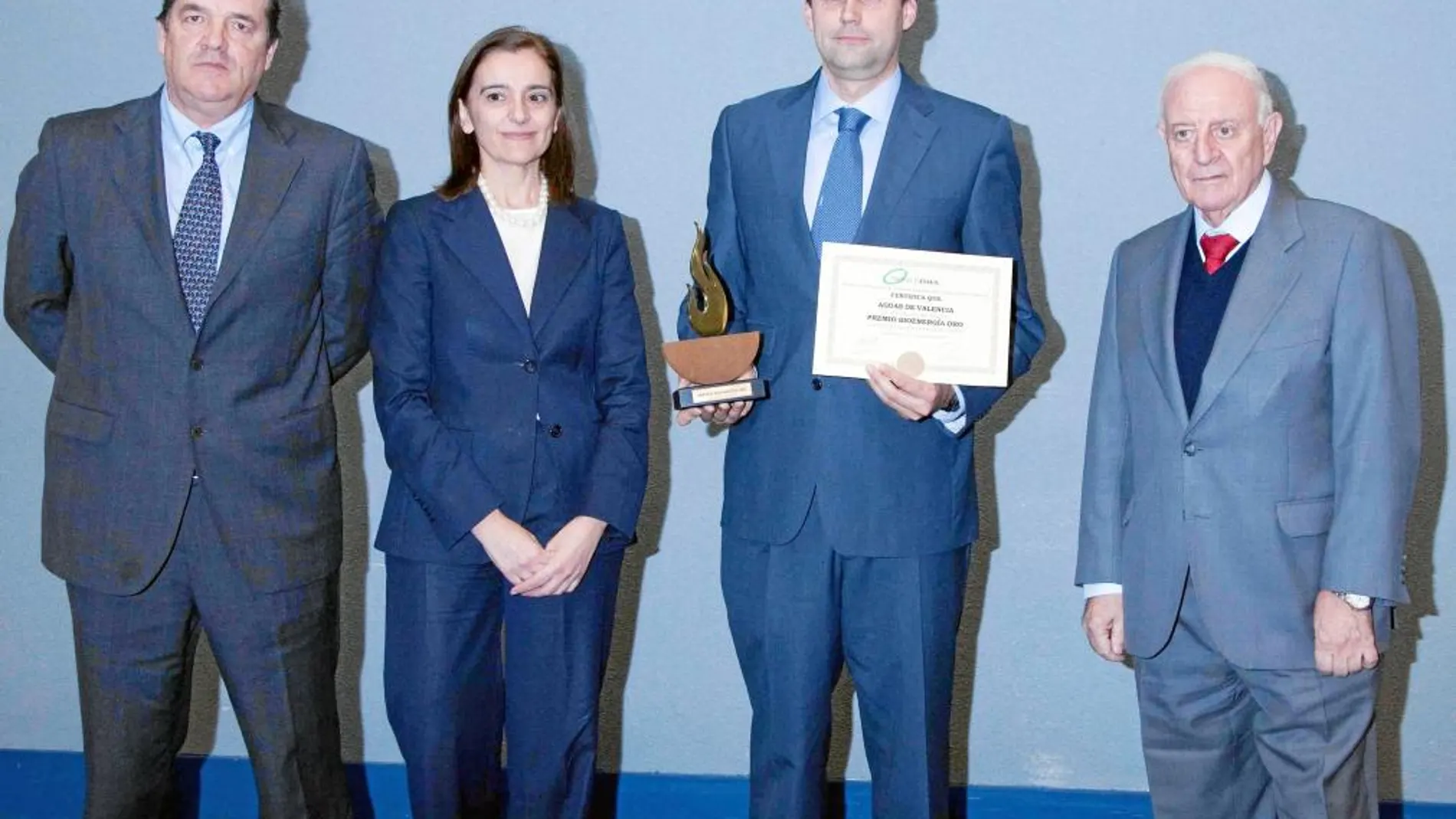 El director de residuales de Aguas de Valencia, Vicente Fajardo, recogió el galardón