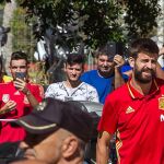 El jugador de la selección española, Gerard Piqué, a su llegada este mediodía al hotel de Alicante