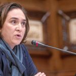 La alcaldesa de Barcelona, Ada Colau, durante el pleno extraordinario del Ayuntamiento de Barcelona, que ha exigido la "excarcelación inmediata de todos los presos políticos"/ Efe