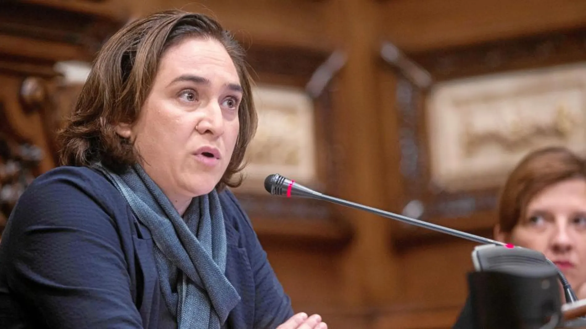 La alcaldesa de Barcelona, Ada Colau, durante el pleno extraordinario del Ayuntamiento de Barcelona, que ha exigido la "excarcelación inmediata de todos los presos políticos"/ Efe