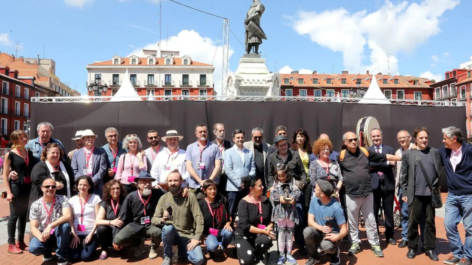Foto de familia de la concejal de Cultura, Ana Redondo, con el jurado y los galardonados en la 19ª edición del Festival Internacional de Teatro y Artes de Calle de Valladolid