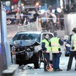 Varios agentes custodian el todoterreno que fue utilizado para atacar a los viandantes en el centro de Melbourne