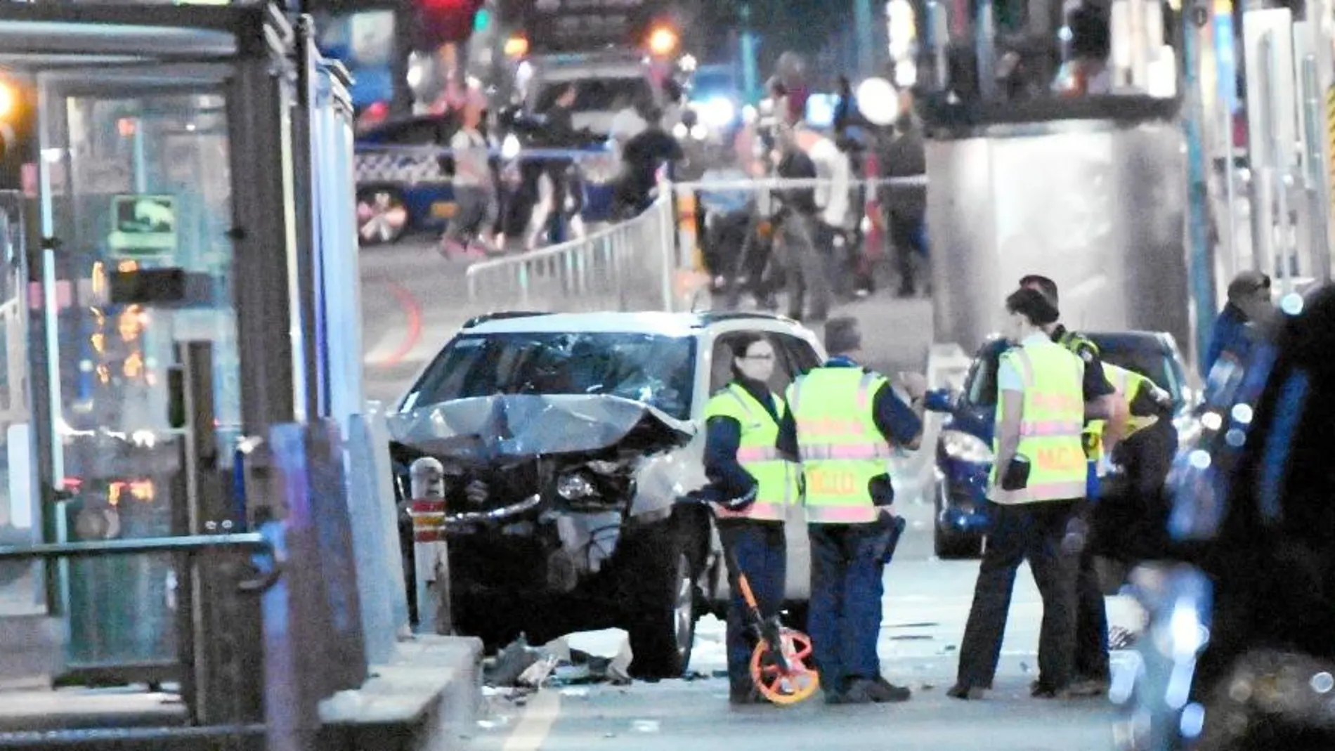 Varios agentes custodian el todoterreno que fue utilizado para atacar a los viandantes en el centro de Melbourne