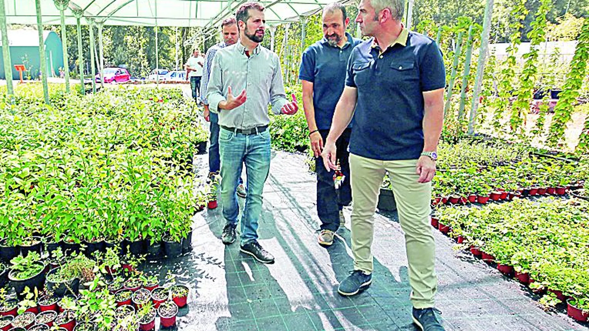 El líder socialista Luis Tudanca visita el «Vivero Ciuden» de Igüeña