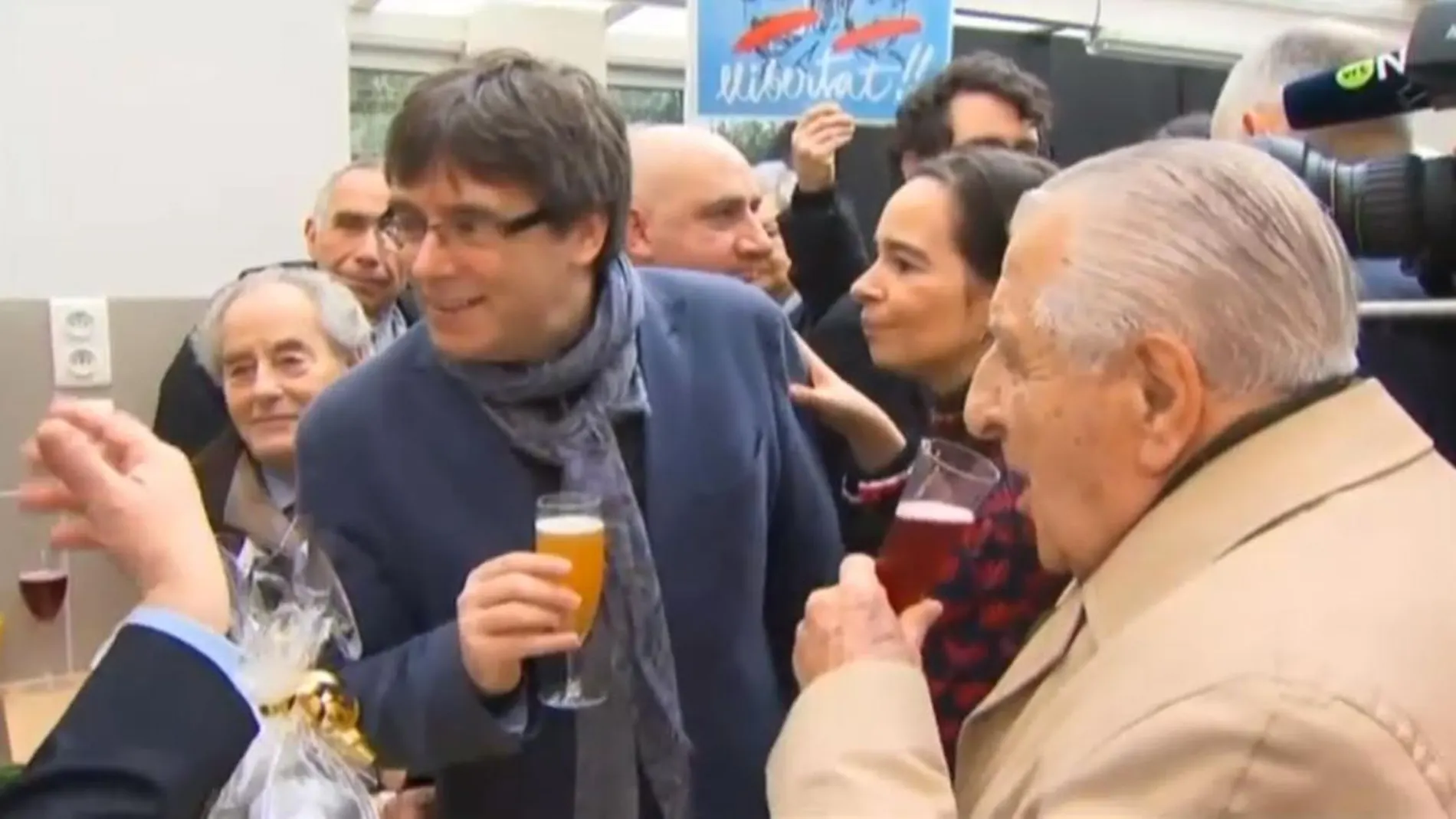 Puigdemont tomando cerveza en Lennik, a las afueras de Bruselas