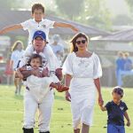 Víctor Vargas, junto a su esposa, María Beatriz Hernández, y sus hijos, el pasado domingo durante la final de la Copa Plata de Polo en Sotogrande