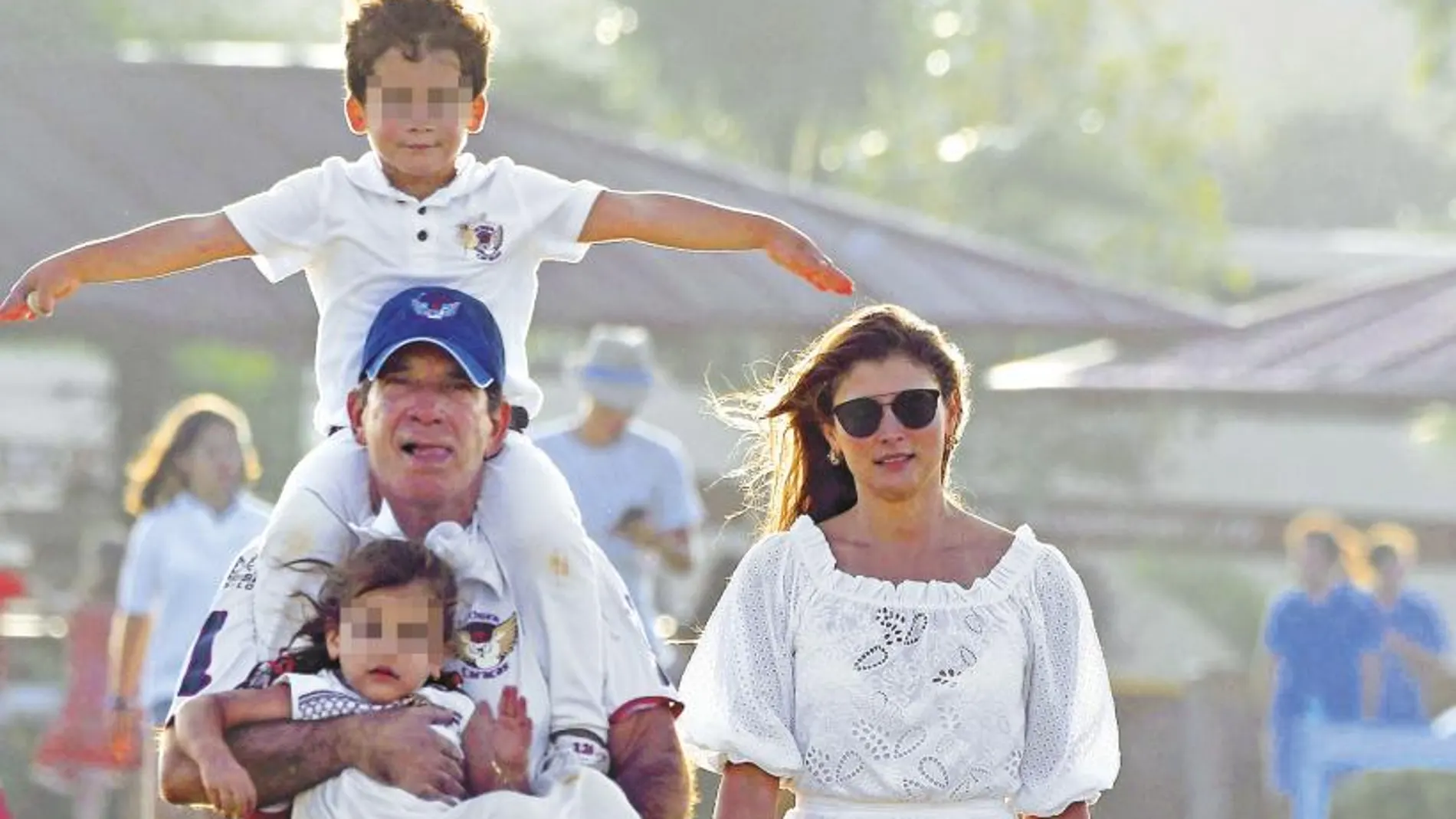 Víctor Vargas, junto a su esposa, María Beatriz Hernández, y sus hijos, el pasado domingo durante la final de la Copa Plata de Polo en Sotogrande