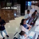 Imágenes de una cámara de seguridad de un hotel que captan el modus operandi de los delincuentes