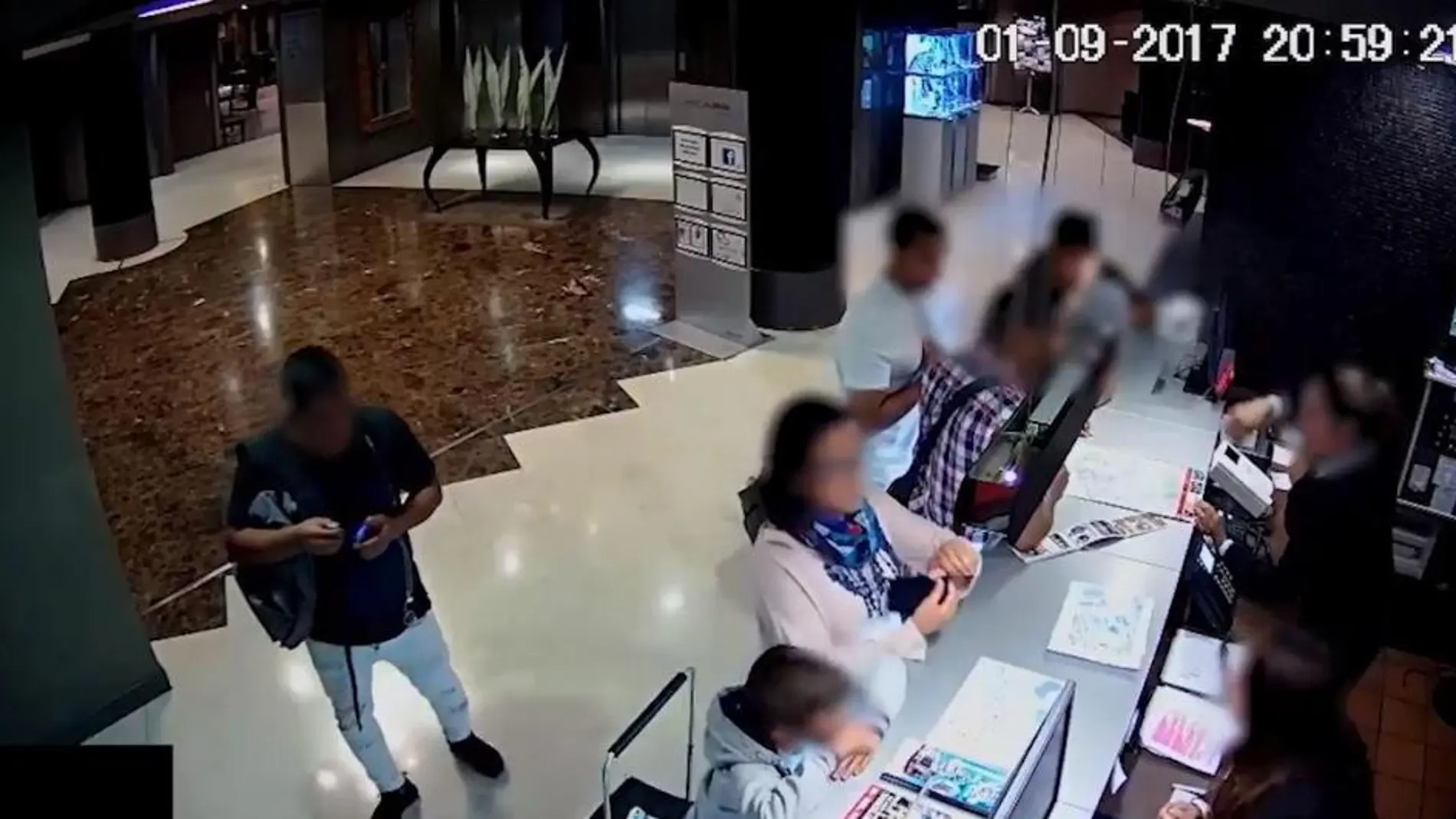Imágenes de una cámara de seguridad de un hotel que captan el modus operandi de los delincuentes