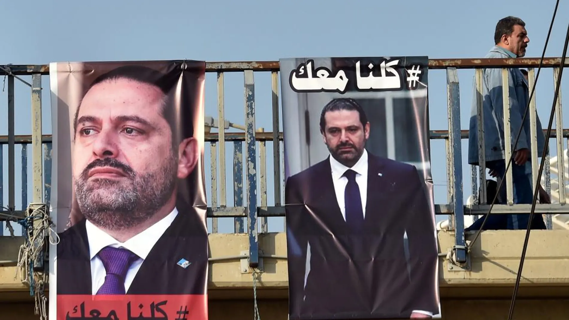 Carteles con la imagen del exprimer ministro libanés, Saad Hariri, en las que se lee "Estamos todos contigo"tras su renuncia en las calles de Beirut