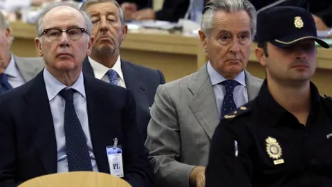 Juicio contra los contra los expresidentes de Caja Madrid Miguel Blesa (d) y Rodrigo Rato (i) y otros 63 usuarios de las polémicas tarjetas "opacas".