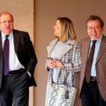 Herrera conversa animadamente con la consejera de Economía y Hacienda, Pilar del Olmo, y el vicepresidente José Antonio de Santiago-Juárez, ayer en los pasillos de las Cortes