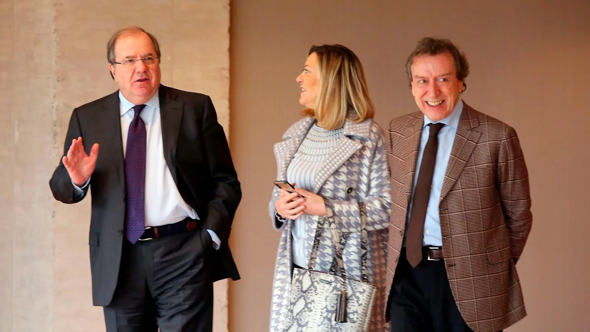 Herrera conversa animadamente con la consejera de Economía y Hacienda, Pilar del Olmo, y el vicepresidente José Antonio de Santiago-Juárez, ayer en los pasillos de las Cortes