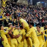 Jugadores del Villarreal celebran tras marcar el gol del triunfo ante el Atlético de Madrid. EFE/Manuel Bruque