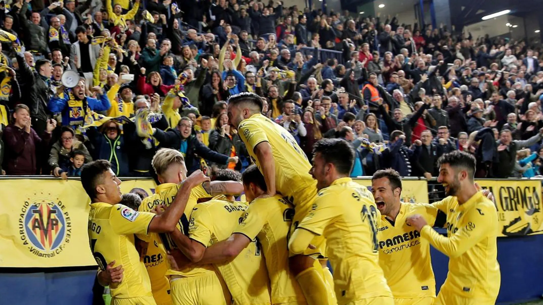 Jugadores del Villarreal celebran tras marcar el gol del triunfo ante el Atlético de Madrid. EFE/Manuel Bruque