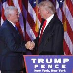 Donald Trump estrecha la mano a su número 2 Mike Pence mientras se presenta ante sus simpatizantes durante la fiesta electoral organizada en el New York Hilton Midtown de Nueva York (Estados Unidos).