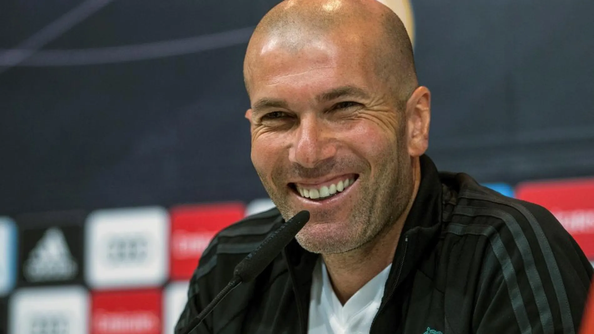 Zidane, durante la rueda de prensa tras el entrenamiento de esta mañana del conjunto blanco en la Ciudad Deportiva de Valdebebas / Efe