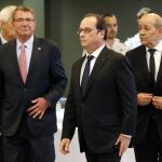 Francois Hollande con Ashton Carteren la reunión de ministros de Defensa de la coalición