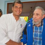 El expresidente Cubano Fidel Castro (d) reunido con el presidente de Ecuador, Rafael Correa (i) hace dos años