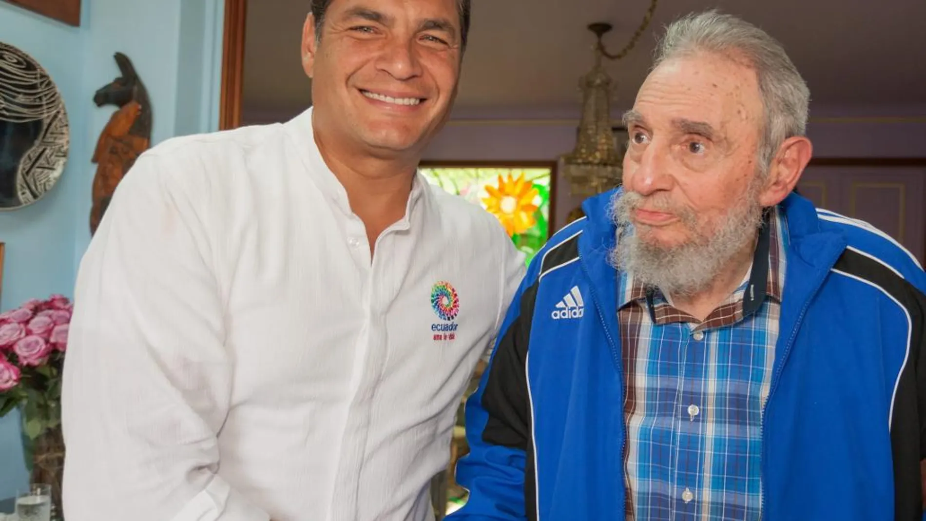 El expresidente Cubano Fidel Castro (d) reunido con el presidente de Ecuador, Rafael Correa (i) hace dos años