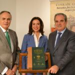 La presidenta de Concyl, Raquel Martínez, presenta la publicación junto a Carlos Gómez y Jesús Aguilar