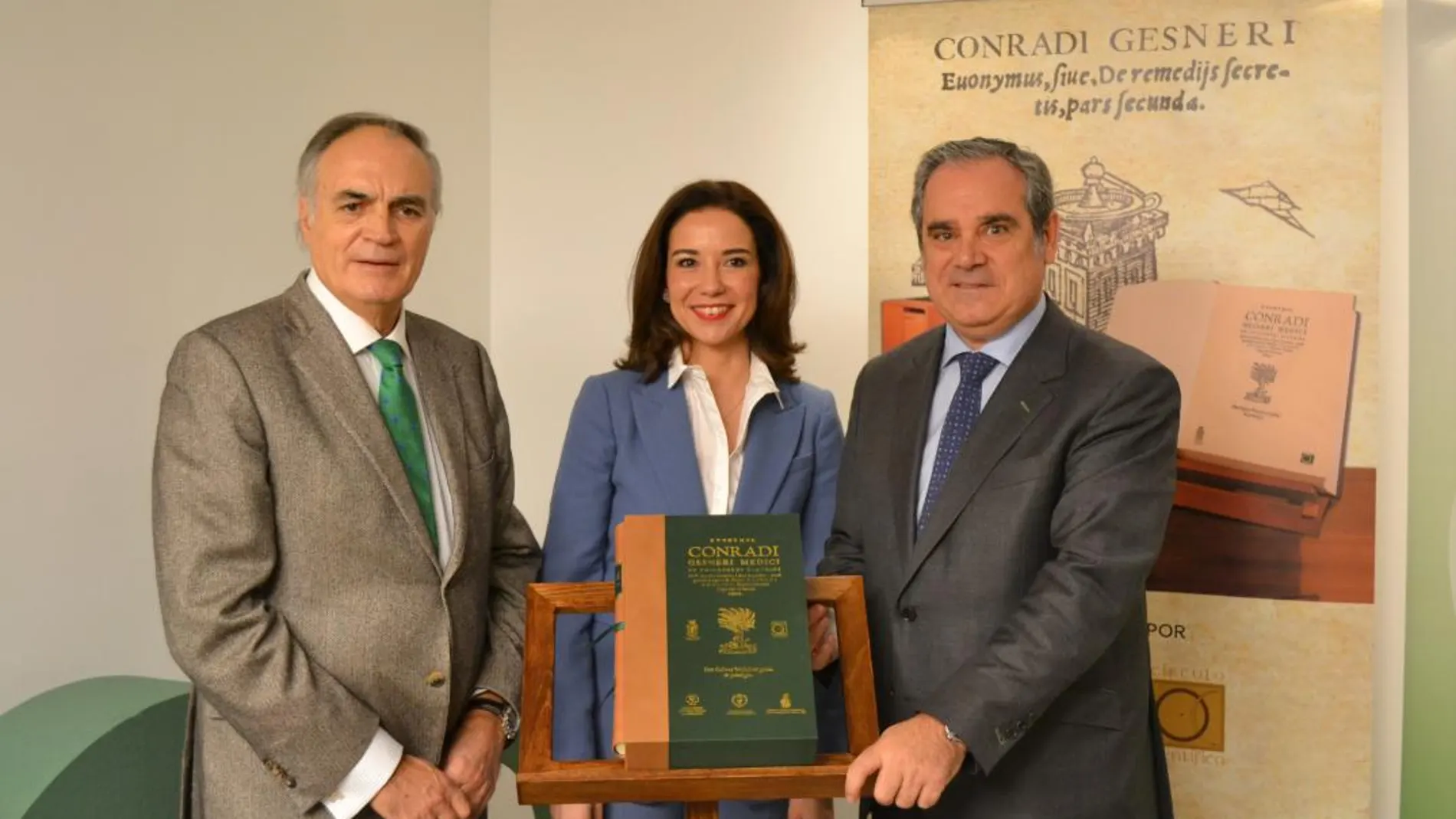 La presidenta de Concyl, Raquel Martínez, presenta la publicación junto a Carlos Gómez y Jesús Aguilar
