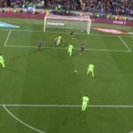 El balón al palo del Levante