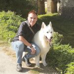El autor junto a Duende, su perro y fiel amigo