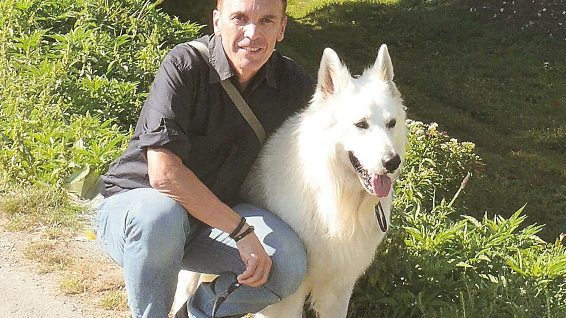 El autor junto a Duende, su perro y fiel amigo