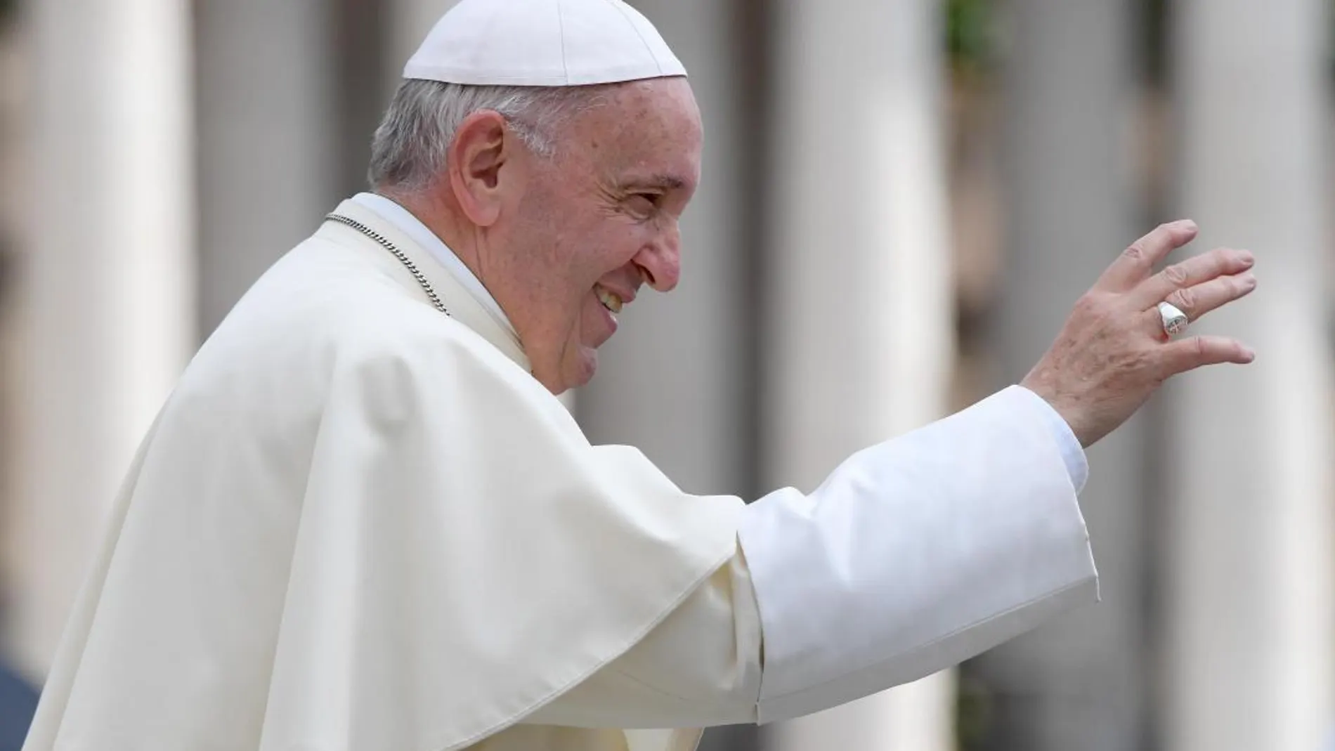 El Papa Francisco saluda a los asistentes en la Plaza de San Pedro. EFE/ Ansa/claudio Peri