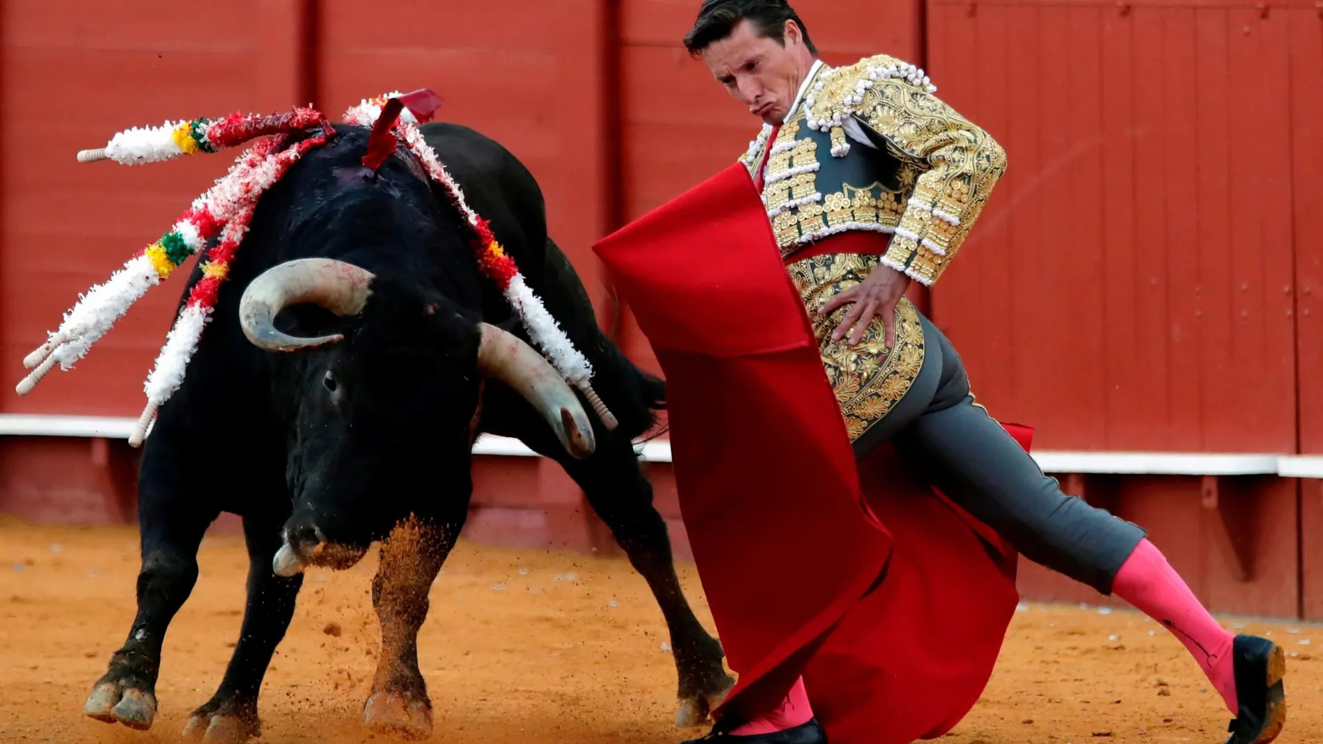 El diestro Diego Urdiales durante la faena al segundo toro de su lote en la octava corrida de abono de la Feria de Abril de Sevilla / Efe