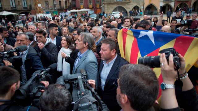 La líder de Cs, Inés Arrimadas, durante la comparecencia en la plaza mayor de Vic entre “estelades”.