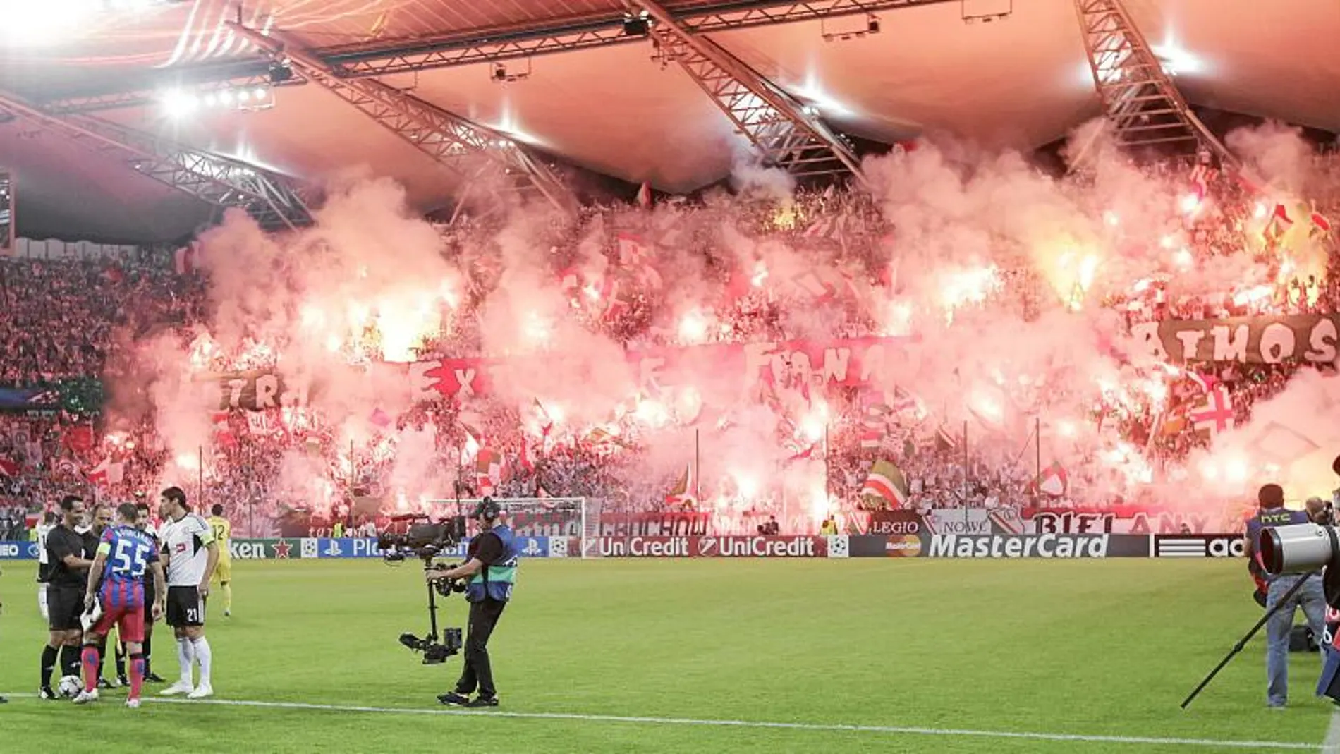 Los ultras del Legia suelen provocar incidentes en los partidos