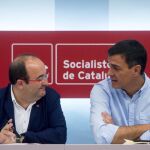 Pedro Sánchez, y el primer secretario del PSC, Miquel Iceta, durante la reunión mantenida hoy en Barcelona.
